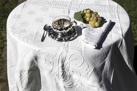 Lotto composto da una tovaglia quadrata in lino di Fiandra di fattura...