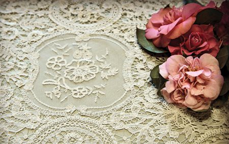 Importante striscia centrotavola in pizzo di Bruxelles e tulle a decori...