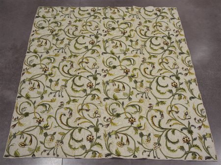 Coperta ricamata a catenella in lana, policroma decorata con rami fioriti,...