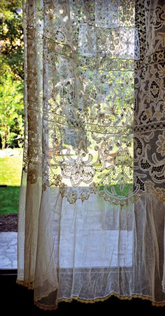 Tenda patchwork con pizzi Bruxelles al tombolo e Venezia. Inizio sec. XX...