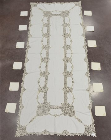 Lotto composto da una tovaglia rettangolare in lino color creme con ricamo e...