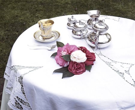 Tovaglia con sette tovaglioli a motivo di intaglio. Inizio sec. XX (225x 200...