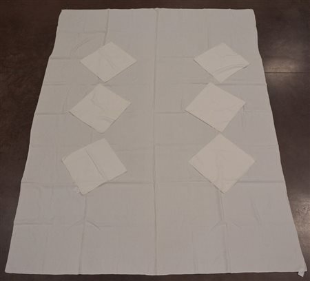 Lotto composto da una tovaglia rettangolare e sei tovaglioli in lino di...