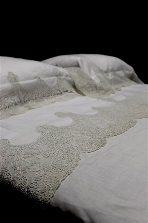 Lenzuolo matrimoniale con due federe in lino a bordure in finissimo pizzo di...