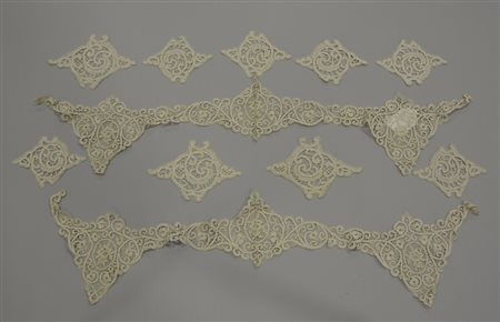 Parure per lenzuolo matrimoniale a tombolo. Sec. XX Bobbin lace trimmings for...