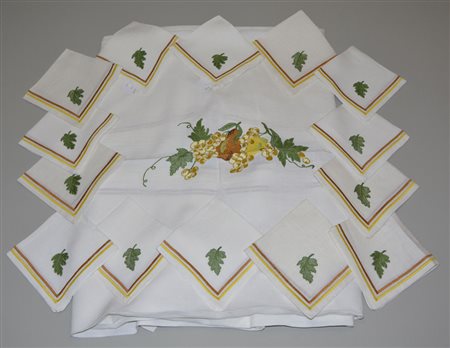 Lotto composto da una tovaglia rettangolare e quattordici tovaglioli in lino...