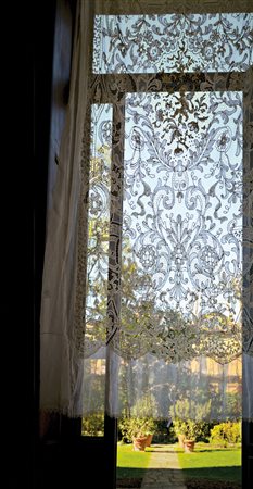 Coppia di tende in pizzo Bruxelles con ovale contenente angelo a punto...