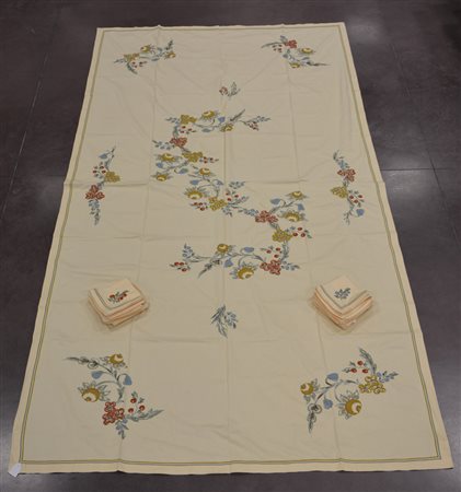 Lotto composto da una tovaglia rettangolare in raso di cotone color crema e...