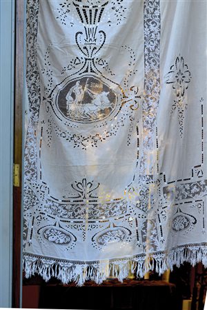 Tenda in lino con applicazioni filet e ricamo ; medaglione centrale...