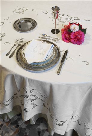 Tovaglia completa di 12 tovaglioli con disegno ad intaglio a mano raffiguante...