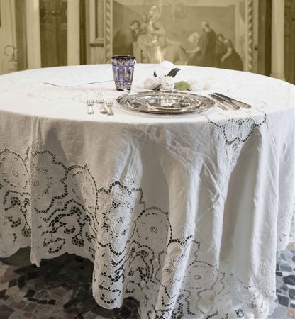 Tovaglia con ricamo a motivo ad intaglio. Sec. XX(250x 250cm) Cut-in motif...