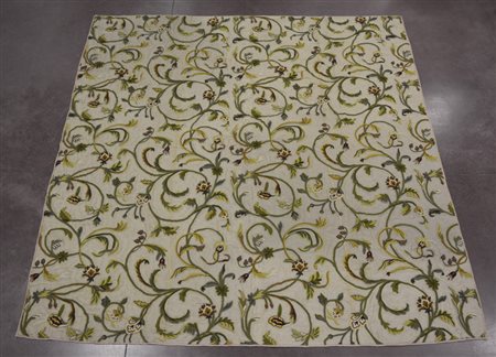 Coperta ricamata a catenella in lana, policroma decorata con rami fioriti,...