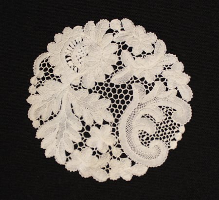 Lotto composto da sei centri a punto Orvieto. Sec. XX (diam. cm 10) (lievi...