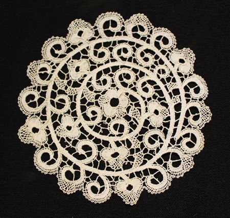 Lotto composto da dieci centri Cantù. Sec. XX (diam. cm 14) (lievi difetti)...