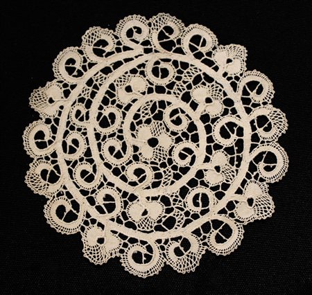 Lotto composto da dodici centri Cantù. Sec. XX (diam. cm 14) (lievi difetti)...