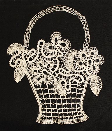 Lotto composto da ventidue applicazioni a guisa di cestino, fattura a tombolo...