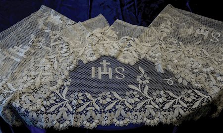 Lotto composto da un camice per sacerdote e due maniche tombolo. Sec. XX...