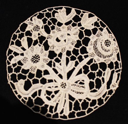 Lotto composto da nove centri punto Venezia . Sec. XX (diam. cm 12) (lievi...