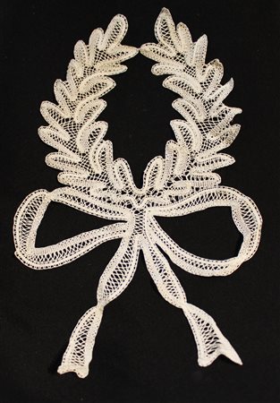 Lotto composto da quindici applicazioni a guisa di corona imperiali a tombolo...