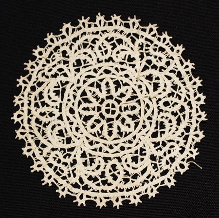 Lotto composto da dieci centri tombolo. Sec. XX (diam. cm 13) (lievi difetti)...