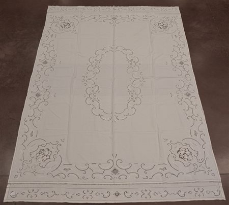 Tovaglia rettangolare in lino con ricami e applicazioni punto ago. Inizio...