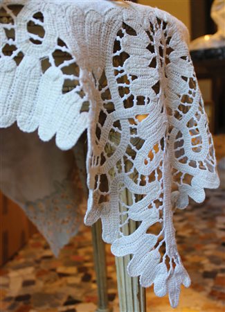 Lotto composto da una tovaglia rettangolare in lino con bordura in pizzo...