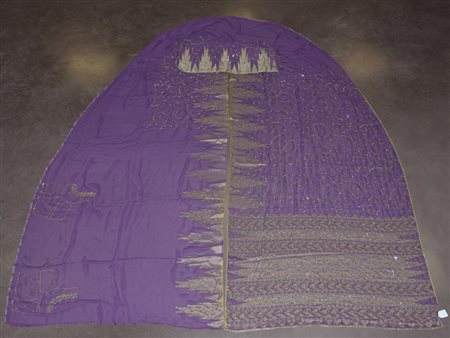 Sari color viola con decorazioni di perline in tinta e ricami color oro. Sec....