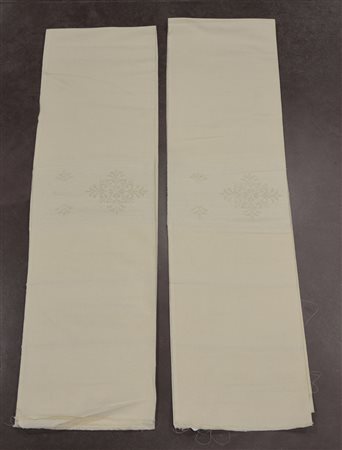 Lotto composto da un paio di tende in lino con ricamo sardo. Sec. XX (cm...