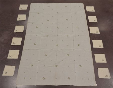 Lotto composto da una tovaglia rettangolare in lino con ricami sparsi di...