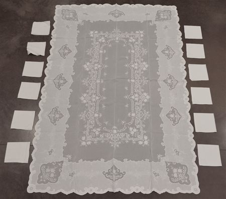 Lotto composto da una tovaglia rettangolare in lino leggero con ricamo punto...