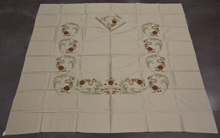 Lotto composto da due copriletto in seta pura ricamati a telaio. Sec. XX (cm...