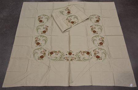 Lotto composto da due copriletto in seta pura ricamati a telaio, Sec. XX (cm...