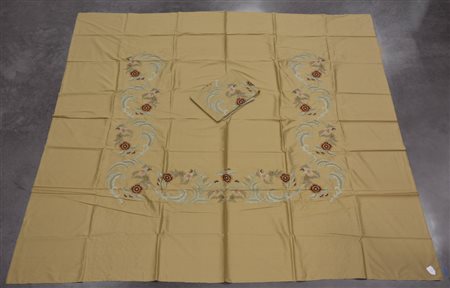 Lotto composto da due copriletto in seta pura ricamati a telaio. Sec. XX (cm...