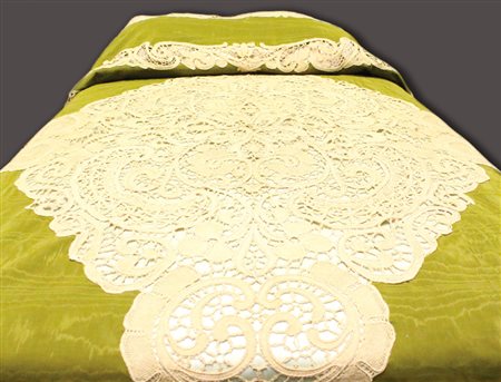 Copriletto matromoniale in moiré con grossa bordura e al centro tombolo...