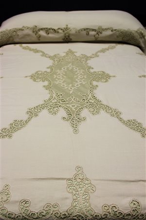 Copriletto lino e tombolo punto Venezia. Inizio sec. XX (240x270 cm) (lievi...