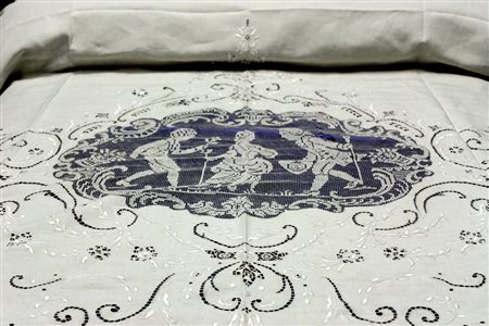 Copriletto matrimoniale con ricami, inserti filet e ovale centrale...