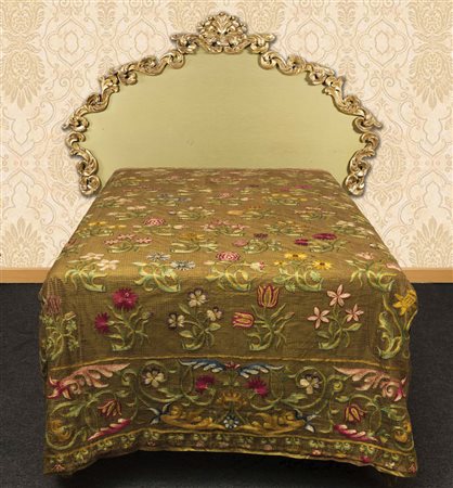 Copriletto in filet a rete a mano e ricamo in seta multicolore di pregiata...