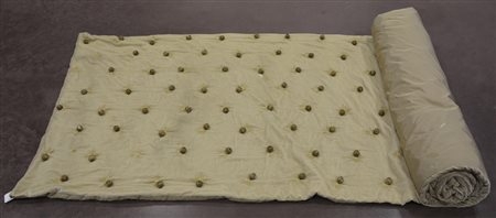 Campione di tessuto in velluto misto seta color panna trapuntato e foderato...