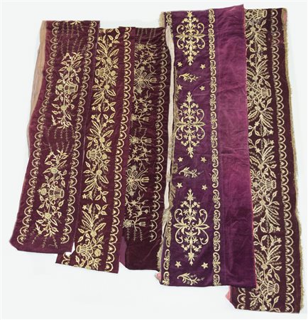 Cinque strisce ottomane di velluto ricamate in filo dorato di misure diverse...