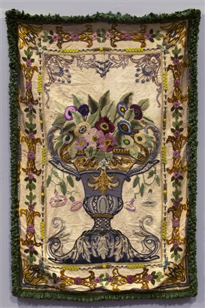 Arazzo ricamato a mano in punto maglia. Inizio sec. XX (cm 190x125) Handmade...