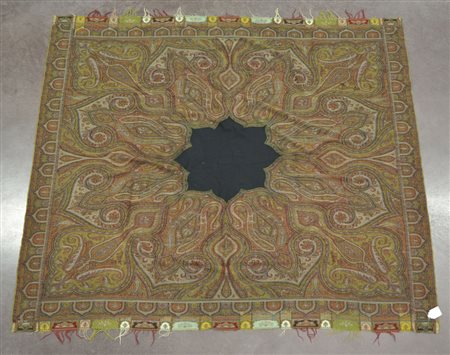 Scialle cachemire con centro nero. Inizio sec. XX (cm 180x160 ) (difetti:...