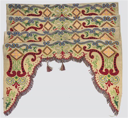 Lotto composto da quattro mantovane a piccolo punto con disegno multicolori e...