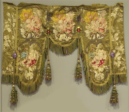 Mantovana in damasco antico con inserto in passamaneria, frangia e fiocchi...