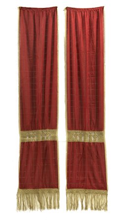 Due tende in cotone rosso con inserto di figure al tombolo Sec. XX Pair of...