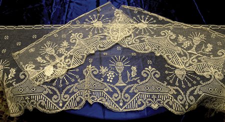 Lotto composto da un camice per sacerdote e due maniche filet. Sec. XX (lievi...