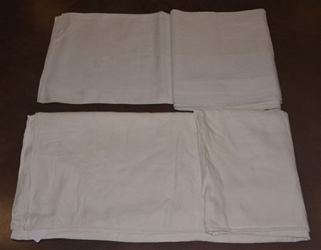 Lotto composto da due tovaglie di forma rettangolare in lino di Fiandra e...