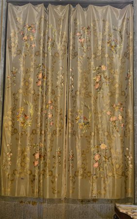 Due paia di tendaggi in seta ricamata a mano a punto pieno con disegno...