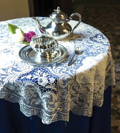 Centro ovale con ricamo filet e punto ago. Sec. XX (lievi difetti) Oval filet...