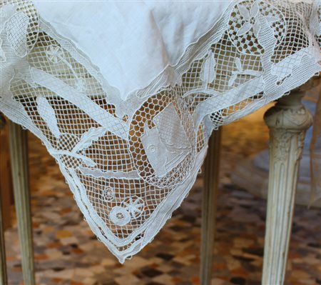 Tovaglia da tè di forma rettangolare in lino color panna con bordura ad ago e...