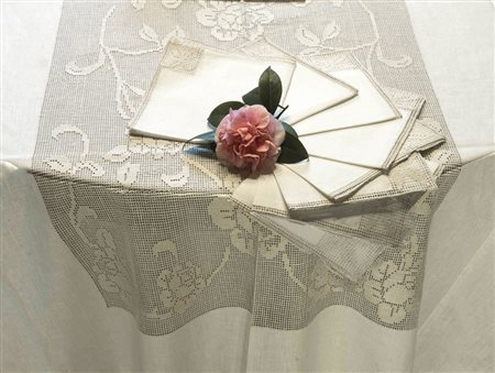 Lotto composto da una tovaglia rettangolare con diciotto tovaglioli in lino...